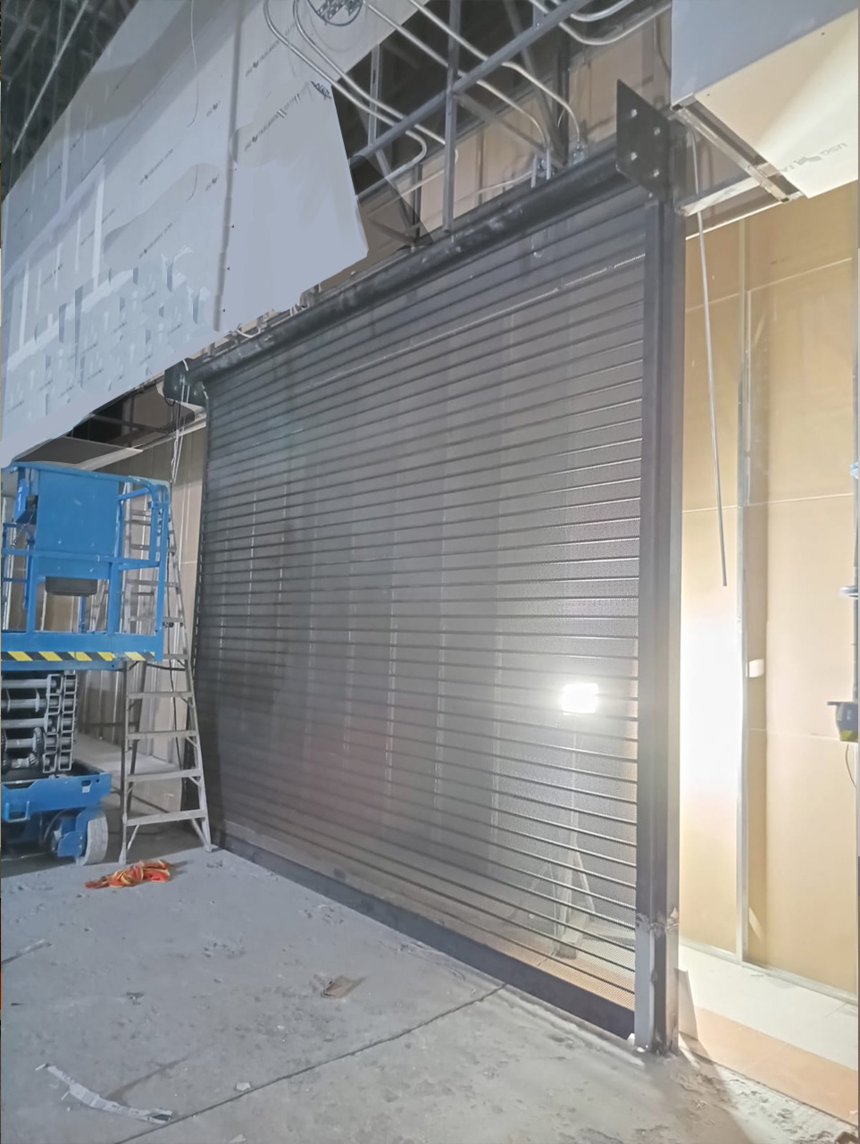 Cortina metalica interior